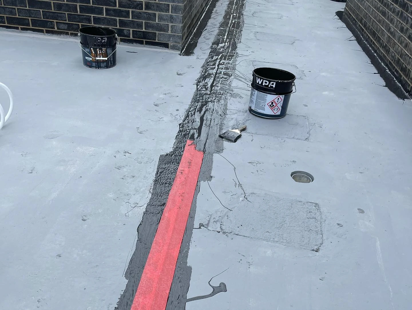 Construction-joint preparation and reinforcing band on the common-area slab